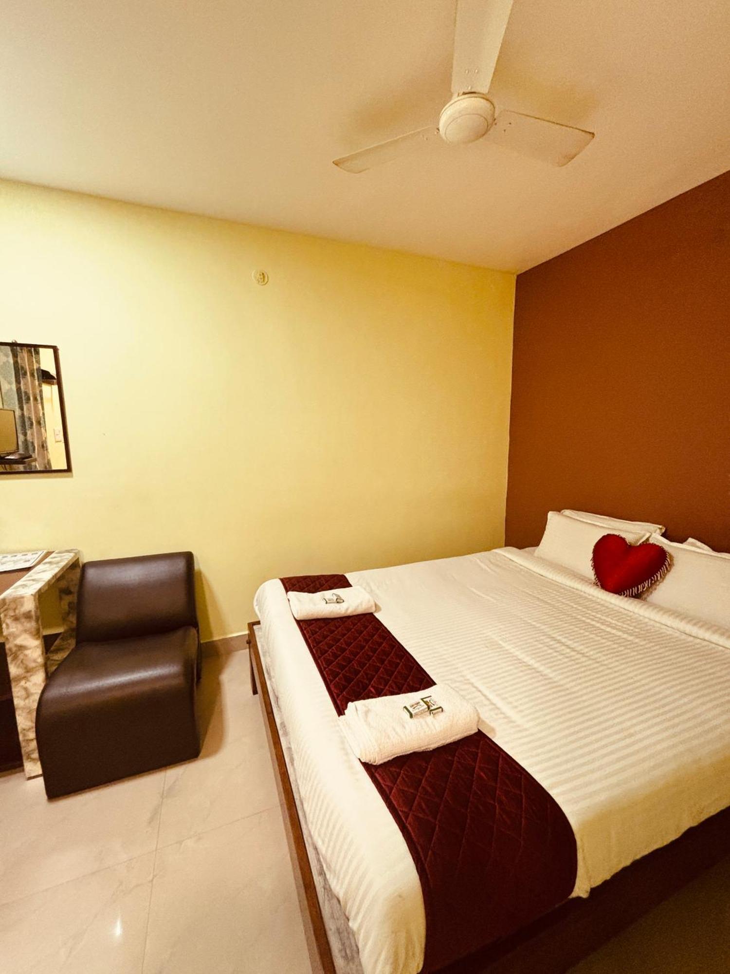 Serenity Sands Beach Resort Пондичерри Экстерьер фото